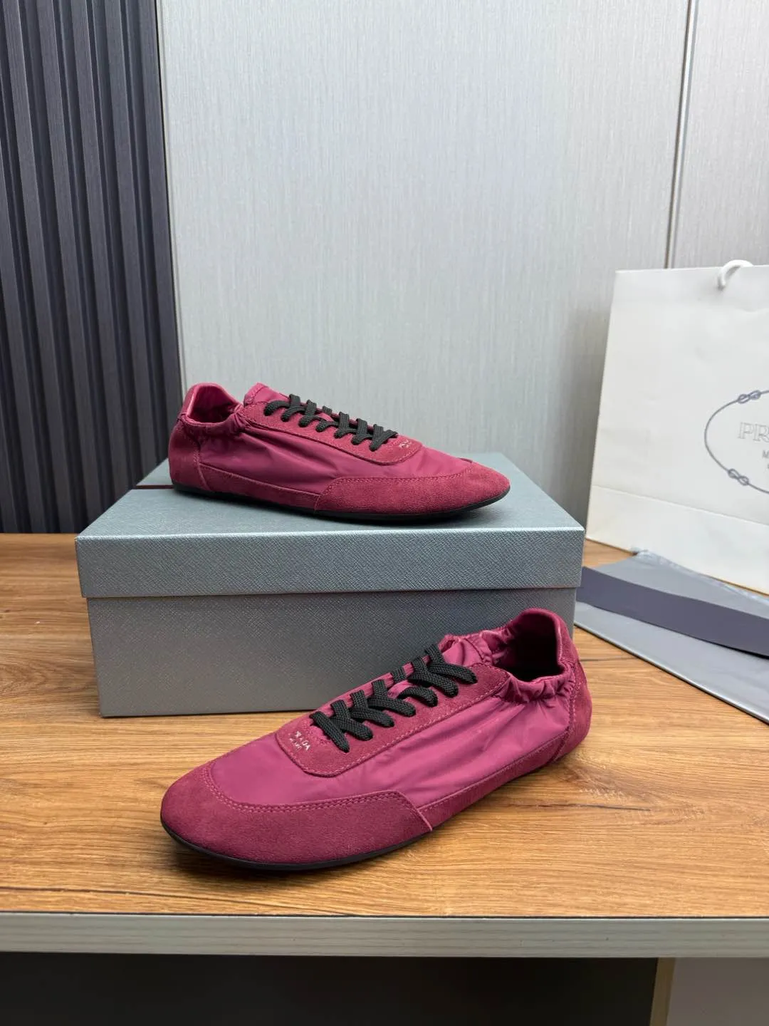 Men's Shoes💰500💰Men's PRADA 2025 Early Spring Collapse New Sports Shoes Moral Training Shoes Collapse's name comes from the fact that it can be easily put on and taken off with bare hands ~ The light and comfortable features create a more relaxed and casual look, and the side elastic design can be worn twice! Super comfortable catwalk sneakers, as thin and light as ballet slippers, as comfortable as sneakers, comfortable and super light on the feet. Fabric: frosted cowhide leather spliced ​​with nylon cloth, cowhide foot pads, men's size 38-45